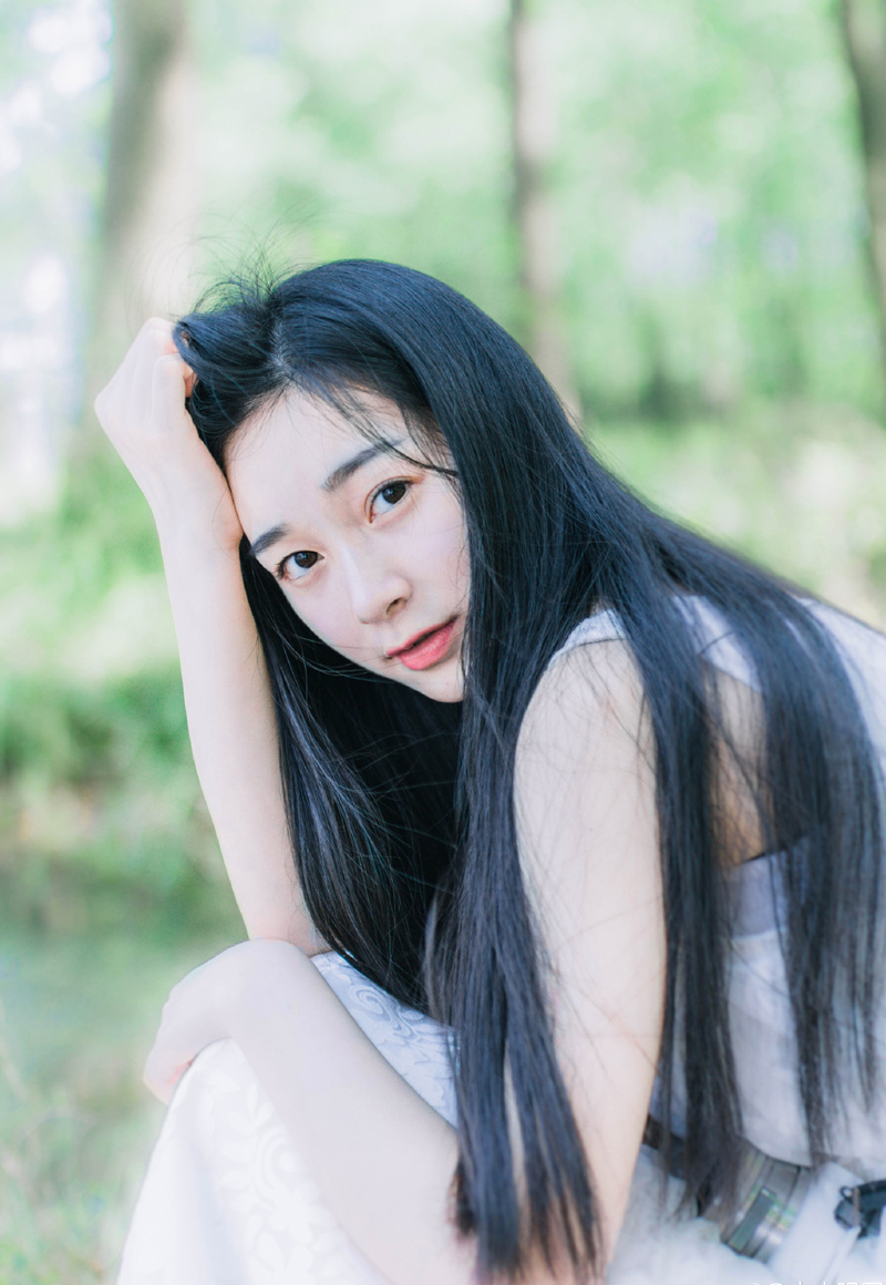 大乔和小乔走出书房，派人去通知贾诩之后，大乔才松了口气，有些嗔怪的看了妹妹一眼，没好气的道：“现在好了？惹夫君生气了。”